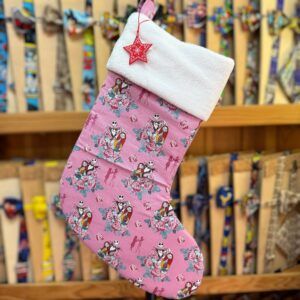 Decoración navideña: calcetín con Gadget de la película "El extraño mundo de Jack", estampado en rosa con personajes y flores.