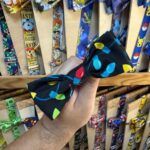 1. Diadema de tela con diseño de luces navideñas para niños y adultos.