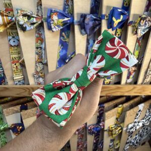 Lazo navideño con temática de caramelos y patrones festivos, ideal para eventos navideños y decoración decorativa.