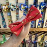 1. Lazos navideños con estampados de personajes, ideales para decorar regalos y eventos festivos.