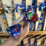 1. Corbatas y bufandas temáticas de mascotas y personajes infantiles, diseño único y colorido.