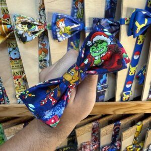 1. Corbatas y bufandas temáticas de mascotas y personajes infantiles, diseño único y colorido.