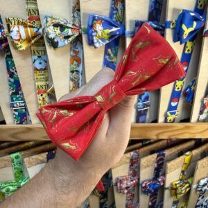 1. Lazos navideños con estampados de personajes, ideales para decorar regalos y eventos festivos.