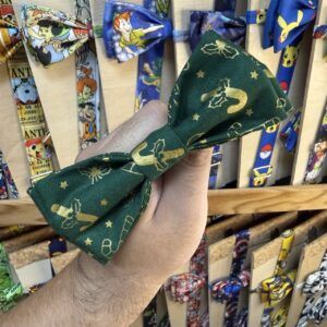 Lazo de tela verde con dibujos de hadas y estrellas, ideal para accesorios divertidos y creativos.