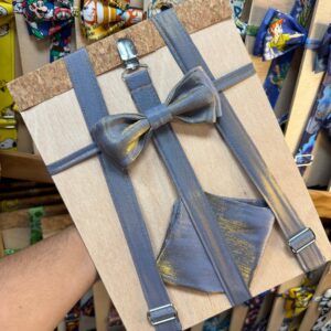 Súper original caja regalo decorada con cinta y lazo en tonos plateados y grises, perfecta para regalos elegantes y festivos.
