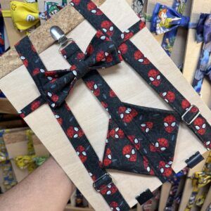 Cinturón y pajarita Spiderman para niños en tienda de disfraces.