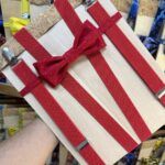 Corbata de tirantes roja con lazo de tul a lunares, accesorios de moda infantil Carmenatis.