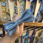 Cinta de lazo gris de satén para accesorios de moda o disfraces.