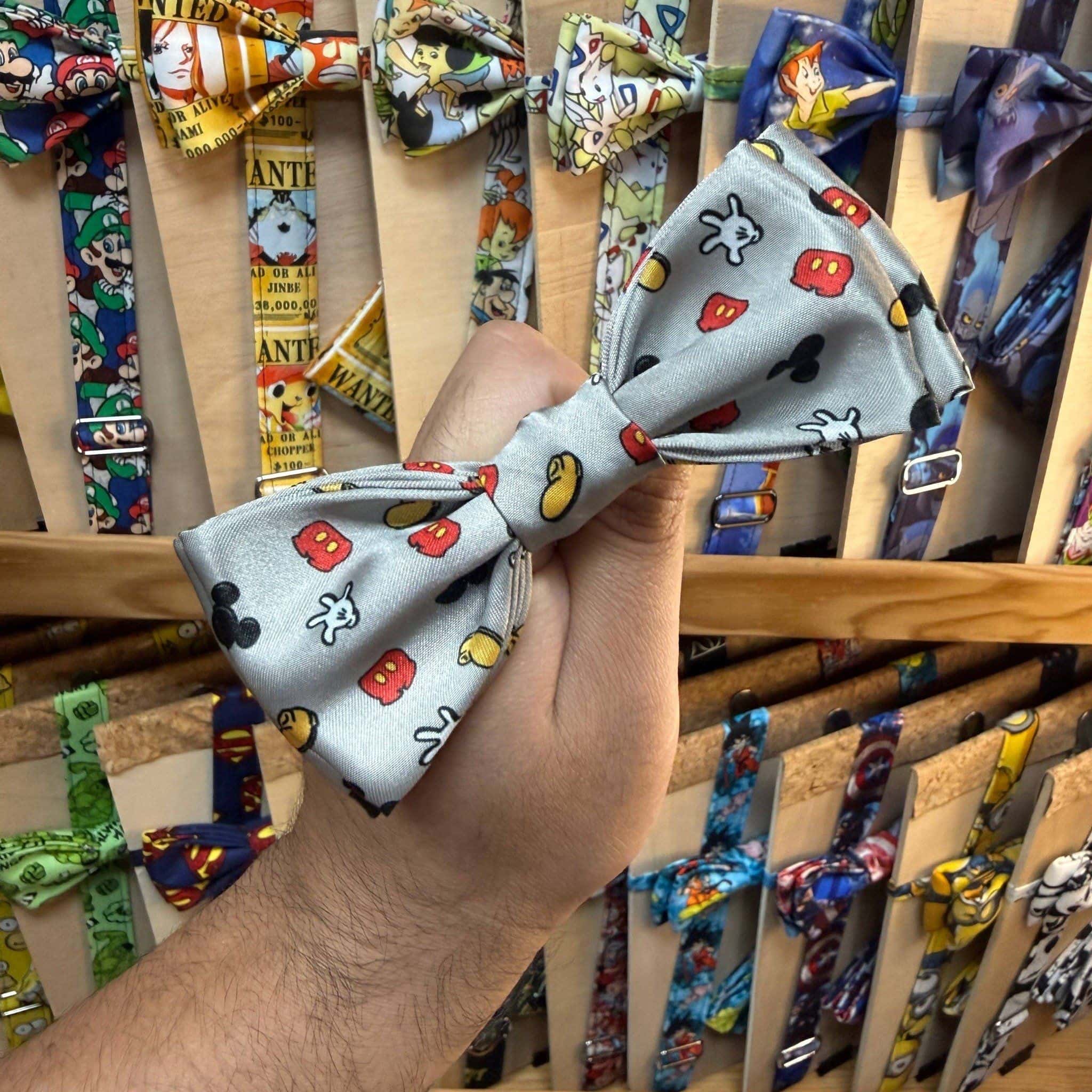 1. Diadema de tela con estampado de Mickey Mouse y colores alegres para niños y adultos.
