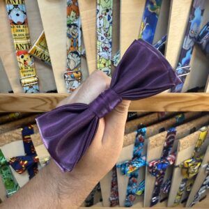 Pajarita de tela morada para niñas, accesorios de moda y complementos en tienda Carmenatis.
