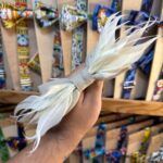 1. Lazo decorativo con plumas blancas para manualidades y decoración de eventos.