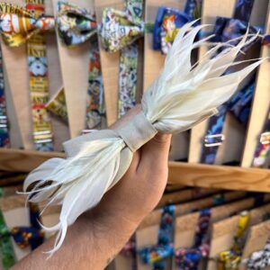 1. Lazo decorativo con plumas blancas para manualidades y decoración de eventos.