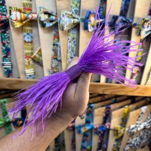 1. Diadema de pelo con plumas moradas vibrantes para accesorios y disfraces.