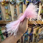 1. Lazo de tela con plumas rosa para accesorios de moda y disfraces.