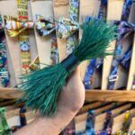 Cinta de trazo para artesanía con plumas verdes, ideal para proyectos creativos y decorativos.