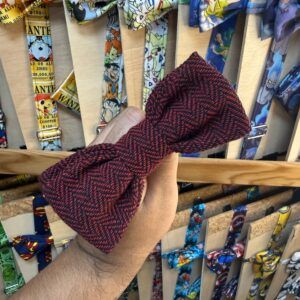 1. Diadema de lana en tonos rojos y negros con patrón diagonal.