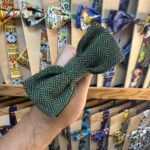 1. Lazo de tela con estampado geométrico en tonos verdes y negros.
