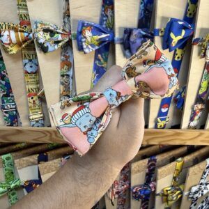 Lazo de tela con personajes de dibujos animados, estilo anime y temática infantil, en exhibición en la tienda Carmenatis.