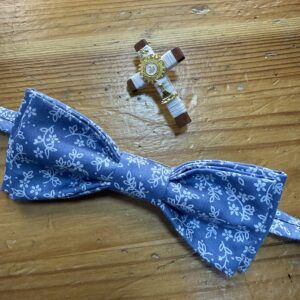 Azul Floral  – Cruz Decorada Blanca