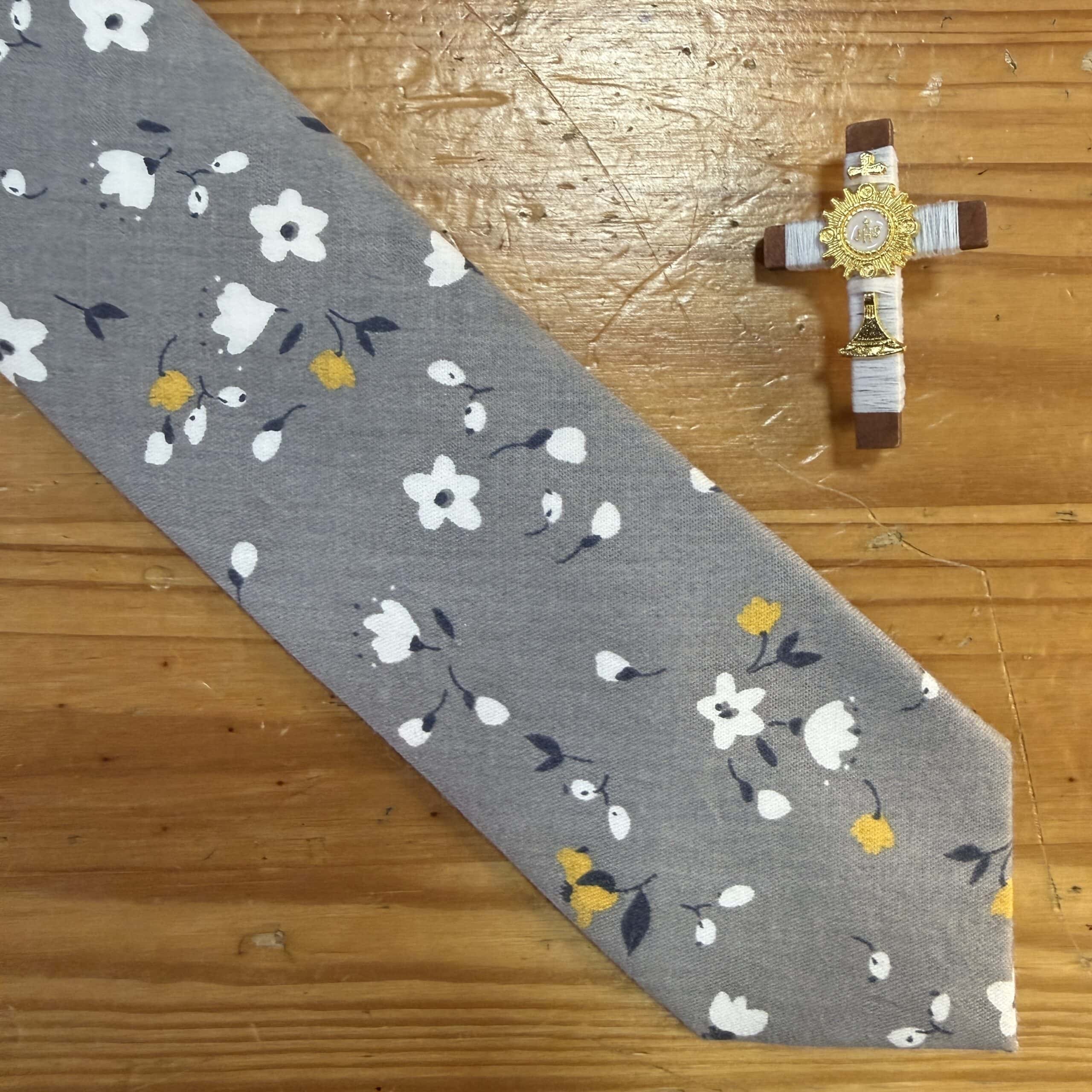 Gris Floral – Cruz Blanco